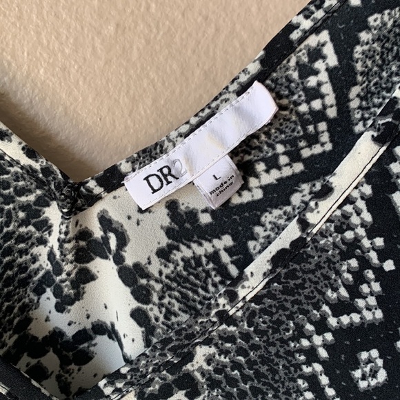 DG2 DIANE GILMAN Python Snake Print V Neck Cap Sleeve Blouse - Picture 3 of 6